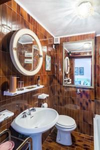 bagno con lavandino, servizi igienici e specchio di Incredible location in San Marco's Square, Venice a Venezia