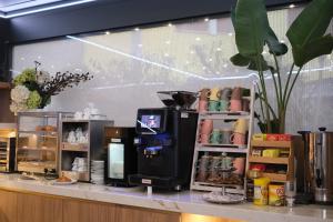 una caffetteria con una macchina da caffè su un bancone di Hotel Bolzano a Milano