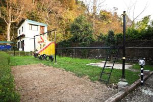 Children's play area sa Corbett Tiger Retreat