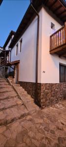um edifício com uma varanda ao lado em Lazarov Suites - country style luxury appartements em Veliko Tarnovo