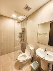ein Bad mit einem WC und einem Waschbecken in der Unterkunft Cozy condo unit at The Palladium in Iloilo City