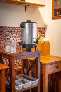 um pote em cima de uma mesa em uma cozinha em Volcano Inn Bed n Breakfast em Volcano