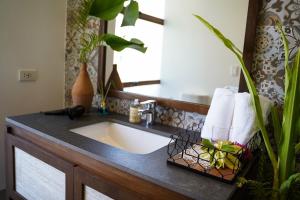 een badkamer met een wastafel en een spiegel bij Pandan Villas, El Nido in El Nido