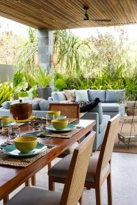 una mesa de madera con cuencos en la sala de estar en Pandan Villas, El Nido, en El Nido