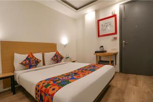een slaapkamer met een groot bed in een kamer bij Hotel Chaitanya Stay in New Delhi