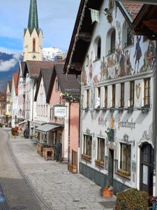 une rue dans une ville avec des bâtiments et une église dans l'établissement Bio Ferienwohnungen im Lieblingsort 1868, à Garmisch-Partenkirchen