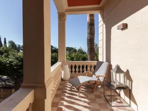 una veranda con divano, sedia e finestra di Euterpe LHT a Agrigento