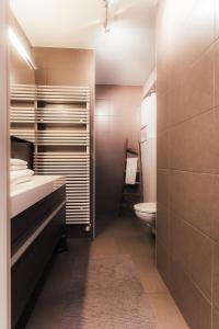 a bathroom with two sinks and a toilet at Cocoon by Jeanne - op 450m van B&B Jeanne in Nieuwpoort