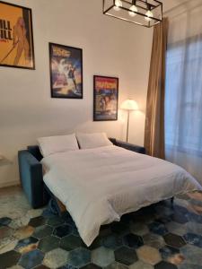 1 dormitorio con 1 cama grande y carteles en la pared en Apartamento Pelayo, en Valencia