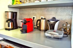 Příslušenství pro přípravu čaje a kávy v ubytování Villa Helios Corfu Kassiopi