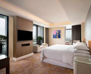 TV a/nebo společenská místnost v ubytování Sheraton Saigon Grand Opera Hotel