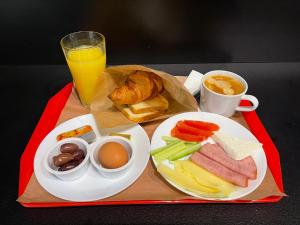 ein Tablett mit einem Frühstücksteller und einem Getränk in der Unterkunft Art Hotel 158 in Sofia
