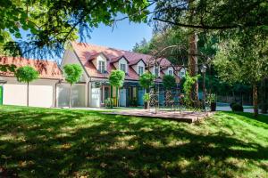 een groot huis met een tuin en een speeltuin bij Spa Suite Dobrna - Terme Dobrna in Dobrna