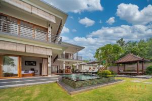 una imagen de una villa con piscina en Premium 4BR Villa + Private Pool +Ocean view! en Tegallengah