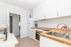 A kitchen or kitchenette at Piso Carles by Sealand Villas