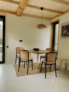 - une salle à manger avec une table et des chaises dans l'établissement Sankakkei 2 - Lewy Brzeg Narwi, à Burlaki