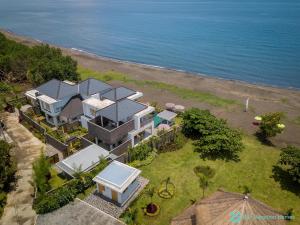 una vista aérea de una casa junto al océano en Premium 4BR Villa + Private Pool +Ocean view! en Tegallengah