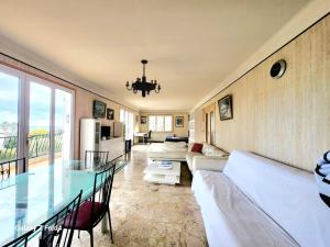 - un salon avec un canapé et une table en verre dans l'établissement Villa La Chenal, à Fréjus