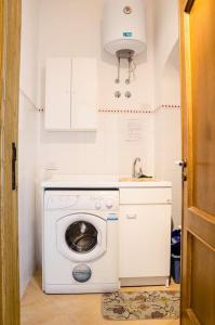 een wasmachine en droger in een kleine keuken bij A Casa Romano in Ravello