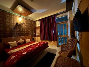 1 dormitorio con cama roja y ventana en Maa Tara Anchal Cottage By BYOB Hotels en Shimla