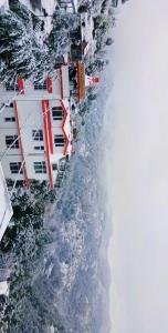 una vista aérea de un barco en el agua en Maa Tara Anchal Cottage By BYOB Hotels en Shimla