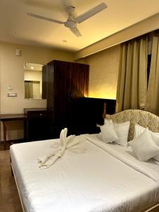 Un pat sau paturi într-o cameră la Hotel Yashraj Paradise