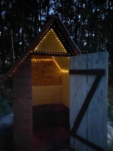 una casa de perros con luces encendidas por la noche en Jausa metsamaja en Yauza