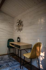 - une salle à manger avec une table et deux chaises dans l'établissement Jausa metsamaja, à Jausa