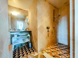 uma casa de banho com um chuveiro e um lavatório. em Home - Visitandines - Séjour à Auxerre em Auxerre