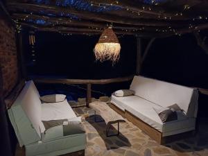 uma sala de estar com 2 camas e um lustre em Casa Rural Cortijo Molino Altero em Trevélez