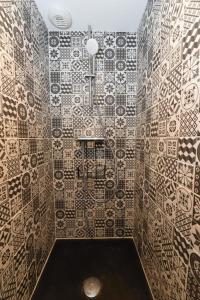 y baño con ducha y pared de azulejos. en Home - Vildieu - Séjour à Coulanges en Coulanges-la-Vineuse