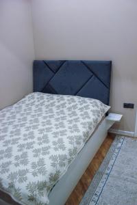 Een bed of bedden in een kamer bij Стильная и уютная двухкомнатная квартира.