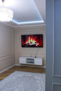 Een TV en/of entertainmentcenter bij Стильная и уютная двухкомнатная квартира.
