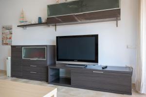 TV a/nebo společenská místnost v ubytování AT301 Apartamento a pocos metros de la playa de Altafulla