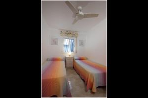 A bed or beds in a room at AT301 Apartamento a pocos metros de la playa de Altafulla