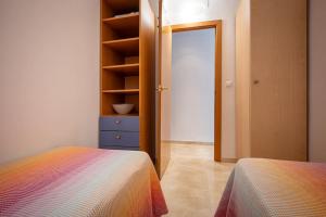 A bed or beds in a room at AT301 Apartamento a pocos metros de la playa de Altafulla