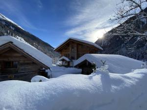 a pile of snow in front of a cabin at Hideaway Eggerfeld in Flattach