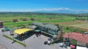 une vue aérienne sur une ferme avec un bâtiment dans l'établissement HOTEL BENITA, à Peje