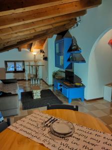 un salon avec une table et un meuble bleu dans l'établissement la casetta di Giò, à Montebelluna