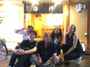 un grupo de personas posando para una foto en MAKOTO GUESTHOUSE -Enjoy your stay- en Tokio