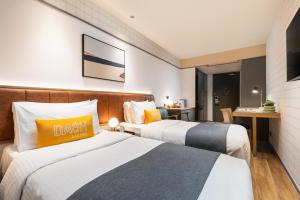 Ліжко або ліжка в номері Dash Living on Hollywood