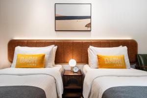 Ліжко або ліжка в номері Dash Living on Hollywood