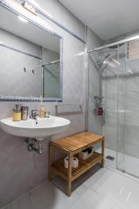 ein Bad mit einem Waschbecken und einer Dusche in der Unterkunft tuGuest Alhamar Apartment in Granada