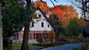 a white house on the side of a road at Chata w Stołowych in Łęzyce