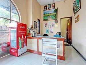 uma cozinha com um balcão e uma máquina de refrigerantes em OYO 92851 Homestay Borobudur Specpacker Syariah em Yogyakarta