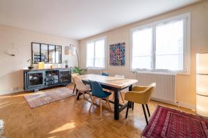 a living room with a dining room table and chairs at Home - Hubert Fabureau - Séjour à Auxerre in Auxerre