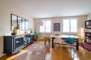 a living room with a dining room table and chairs at Home - Hubert Fabureau - Séjour à Auxerre in Auxerre