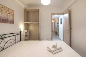 1 dormitorio con 1 cama con 2 toallas en Your perfect choice in Athen's best location, en Atenas