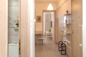 Baño pequeño con lavabo y espejo en Your perfect choice in Athen's best location, en Atenas
