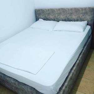 Ένα ή περισσότερα κρεβάτια σε δωμάτιο στο Hotel Rozafa Velipoje